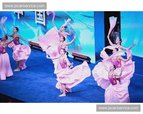 花样游泳:融合艺术与竞技的水中舞蹈,展现极致美感与团队默契 花样游泳:融合艺术与竞技的水中舞蹈,展现极致美感与团队默契